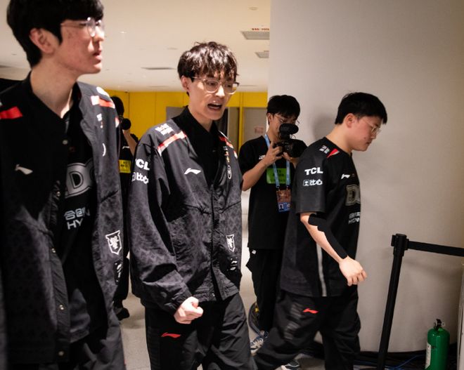 乐鱼-包含Uzi在美国队比赛中挺进下一轮，关键助攻引发热议！的词条